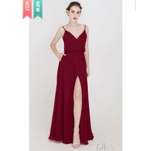 Long V-neck Chiffon Burgendy Wine Bridesmaid Dress w/ Pockets Size 8 Never Worn.